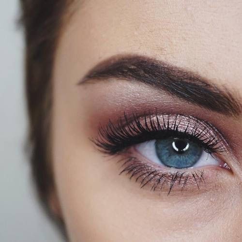 5 Ways to Make Blue Eyes Pop with Proper Eye Makeup