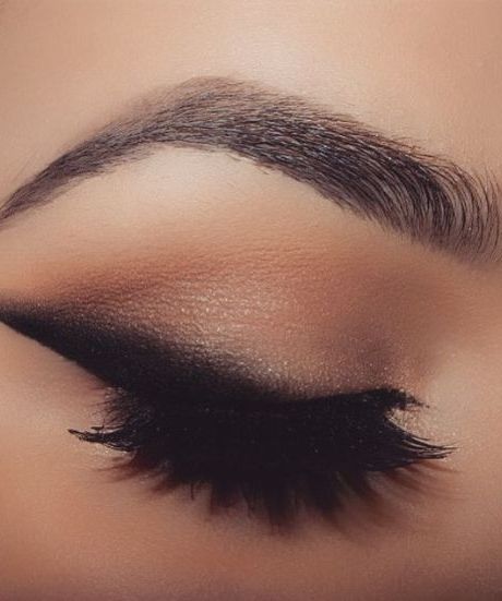 How to Pull Off Smudged Eyeliner