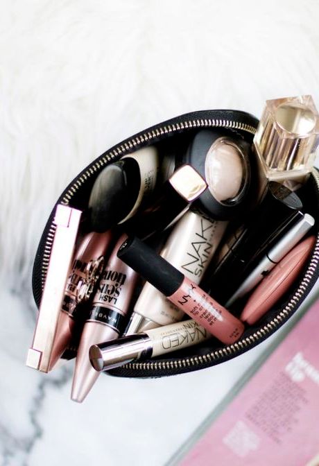 10 Beauty Items to Keep in Your Purse