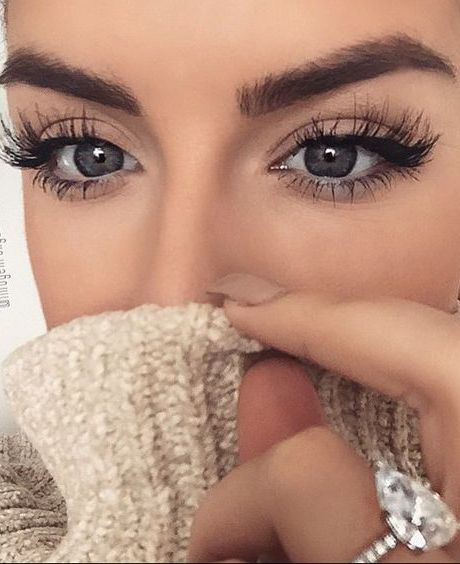 How to Pull off Doll Lashes