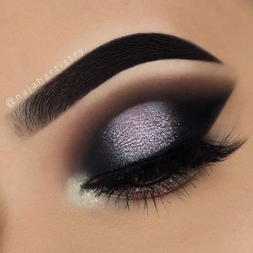 23 Glitzy New Year's Eve Makeup Ideas: #11. SPARKLY SMOKEY EYE; #eyemakeup; #makeup