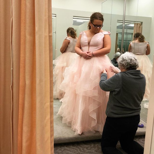 How to Choose the Best Plus-Size Prom Dresses & Look Wonderful!