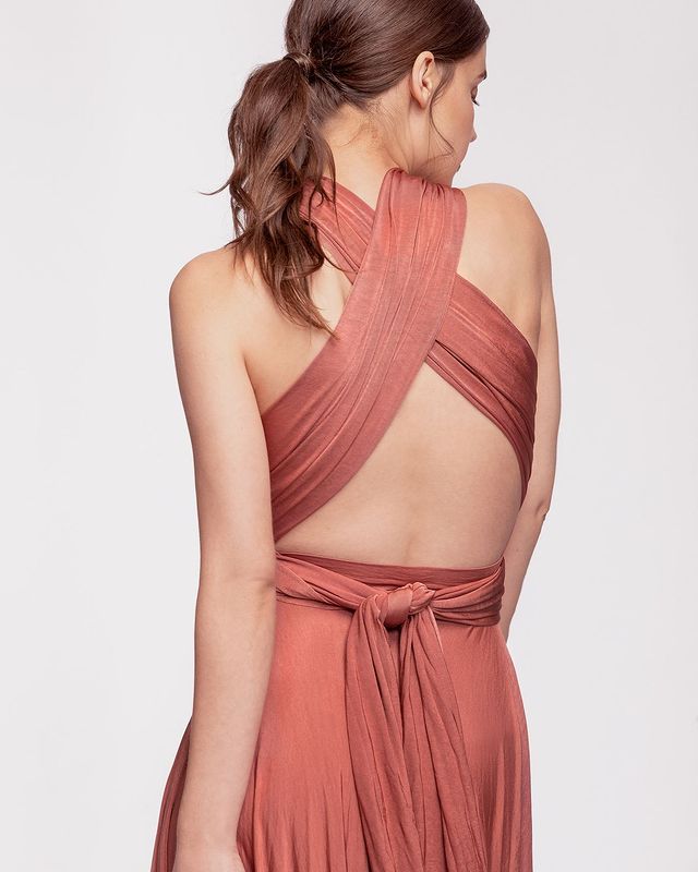 How to Wear an Infinity Dress With a Bra for a Perfect Fit