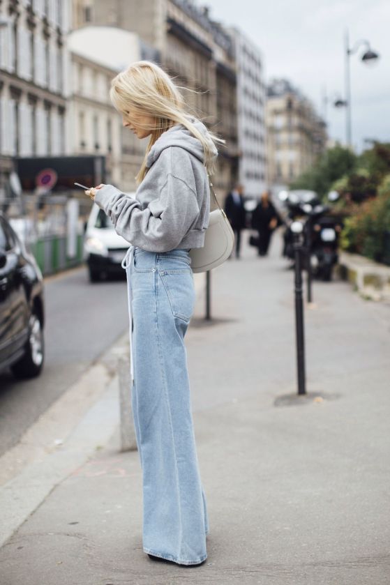 how to wear oversized sweatshirt outfits in the seasons trendy new ways herstylecode How to Wear Oversized Sweatshirt Outfits in the Season's Trendy New Ways