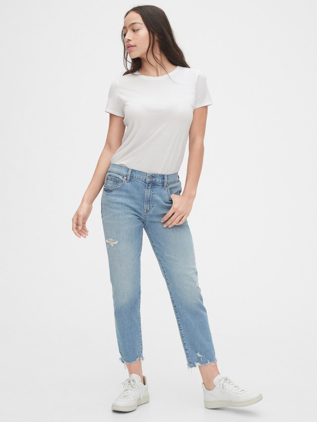 how to wear girlfriend jeans in gorgeously stylish new ways herstylecode How to Wear Girlfriend Jeans in Gorgeously Stylish New Ways