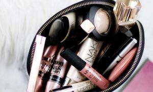 10 Beauty Items to Keep in Your Purse