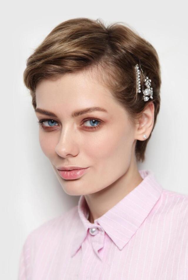 how to wear barrettes in short pixie haircut How to Wear Barrettes, 10 Easy Ways to Style Barrettes