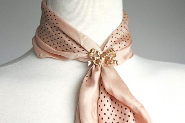 Tie A Scarf With A Brooch 1024x682 1 How to Tie a Scarf to Jazz Up Your Hair, Neckline, Waist & Bag Handles