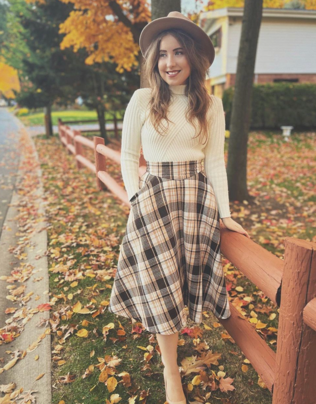 plaid skirt e girl